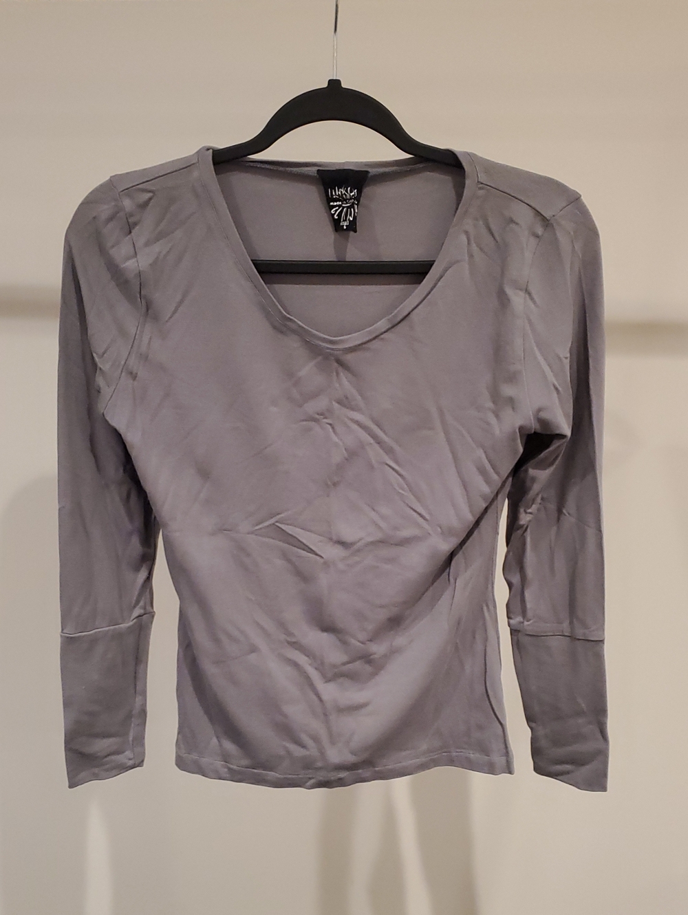 Lilikoi - Light Gray Women's Long-Sleeve V-Neck Top